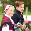 Vegard Valhovd Kalsund og Nora Johanne Færøy ønsket Kongeparet velkommen med blomster. Foto: Sven Gj. Gjeruldsen, Det kongelige hoff